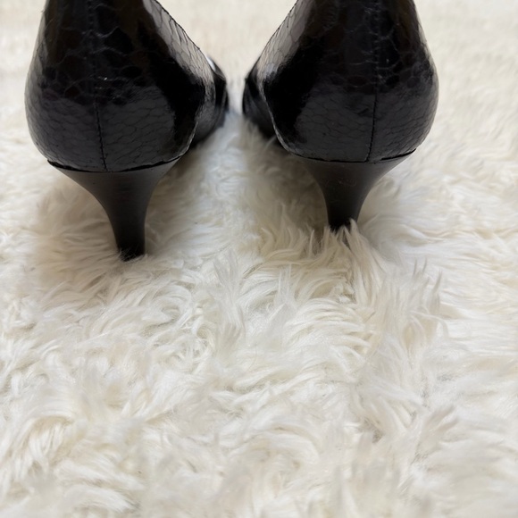 Bandolino Black Textured Peep-Toe Heels size 5 - Picture 3 of 6